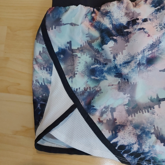 Under Armour Athletic Shorts - Picture 6 of 8